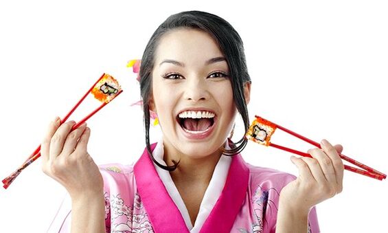 djevojka drži suši za japansku dijetu